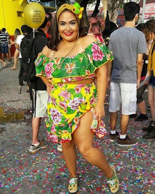Para montar um look de carnaval  e arrasar basta seguir as tendências do verão, pois assim como as tendências para a estação mais quente do ano, os looks carnavalescos também terão muito brilho, roupa metalizada, animal print muita cor vibrante e, lógico, muita pele a mostra. Bem, resumindo, o conforto, o brilho e o frescor é tudo que não vai faltar.