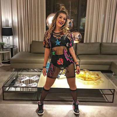 Para montar um look de carnaval  e arrasar basta seguir as tendências do verão, pois assim como as tendências para a estação mais quente do ano, os looks carnavalescos também terão muito brilho, roupa metalizada, animal print muita cor vibrante e, lógico, muita pele a mostra. Bem, resumindo, o conforto, o brilho e o frescor é tudo que não vai faltar.