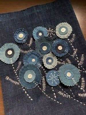 Através de reciclagem de materiais (aqui no caso o jeans) podemos criar peças únicas e cheias de estilo.