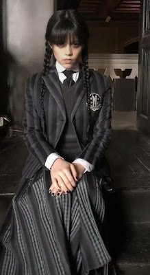 A obsessão com a personagem Wandinha Addams continua em 2023. Essa personagem trouxe de volta a estética neo gótica  que promete ser a tendência mais influente do ano.