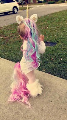 Toda criança, em seu processo natural de crescimento e desenvolvimento, vive no universo do faz de conta e com certeza cria muitos personagens em sua cabecinha. Então porque não aproveitar toda essa criatividade e fazê-la ajudar a confeccionar o seu personagem para o carnaval