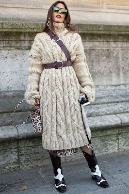 A bota estilo country tem referências bem marcantes do Velho Oeste e remetem aos cowboys e as cowgirls.  Descoladas e cheias de estilo as botas western são ideais para aquelas pessoas que gostam de ousar no seu look. Mas se você prefere um estilo mais básico saiba que existe uma bota western perfeita para você também.