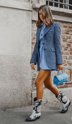 A bota estilo country tem referências bem marcantes do Velho Oeste e remetem aos cowboys e as cowgirls.  Descoladas e cheias de estilo as botas western são ideais para aquelas pessoas que gostam de ousar no seu look. Mas se você prefere um estilo mais básico saiba que existe uma bota western perfeita para você também.