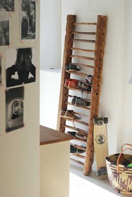 Deixar tudo mais organizado e pronto para ser utilizado faz com que agilizamos a nossa rotina de vida. Nesse momento o melhor é utilizar nossa criatividade na hora de armazenar objetos, roupas e calçados.