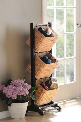 Deixar tudo mais organizado e pronto para ser utilizado faz com que agilizamos a nossa rotina de vida. Nesse momento o melhor é utilizar nossa criatividade na hora de armazenar objetos, roupas e calçados.