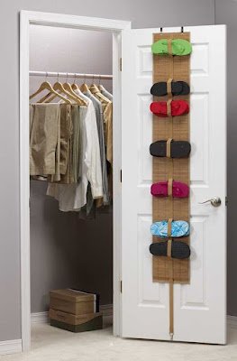 Deixar tudo mais organizado e pronto para ser utilizado faz com que agilizamos a nossa rotina de vida. Nesse momento o melhor é utilizar nossa criatividade na hora de armazenar objetos, roupas e calçados.