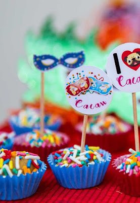 Com toda certeza,  o carnaval é sinônimo de alegria, de muita cor e de festa. Que tal cair na folia com a família decorando uma mesa festiva e toda colorida.