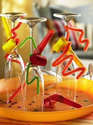 Com toda certeza,  o carnaval é sinônimo de alegria, de muita cor e de festa. Que tal cair na folia com a família decorando uma mesa festiva e toda colorida.