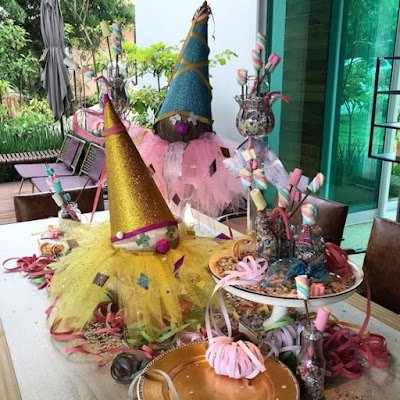 Com toda certeza,  o carnaval é sinônimo de alegria, de muita cor e de festa. Que tal cair na folia com a família decorando uma mesa festiva e toda colorida.