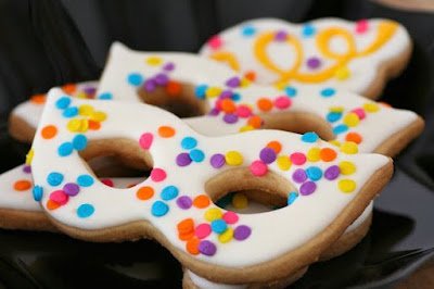 Com toda certeza,  o carnaval é sinônimo de alegria, de muita cor e de festa. Que tal cair na folia com a família decorando uma mesa festiva e toda colorida.