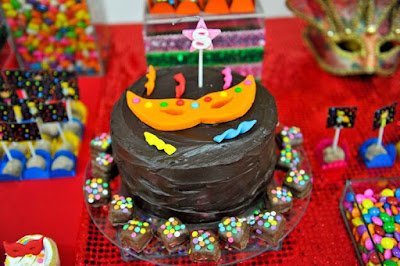 Com toda certeza,  o carnaval é sinônimo de alegria, de muita cor e de festa. Que tal cair na folia com a família decorando uma mesa festiva e toda colorida.