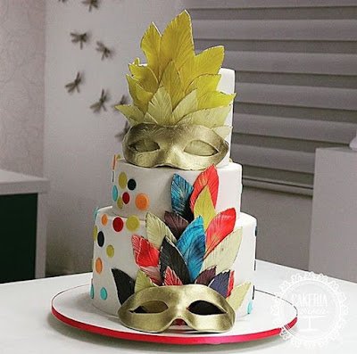 Com toda certeza,  o carnaval é sinônimo de alegria, de muita cor e de festa. Que tal cair na folia com a família decorando uma mesa festiva e toda colorida.