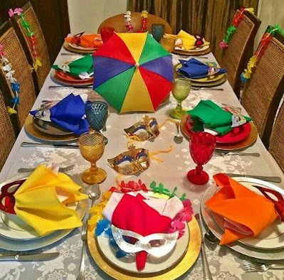 Com toda certeza,  o carnaval é sinônimo de alegria, de muita cor e de festa. Que tal cair na folia com a família decorando uma mesa festiva e toda colorida.