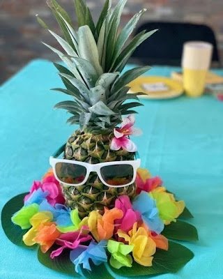 Com toda certeza,  o carnaval é sinônimo de alegria, de muita cor e de festa. Que tal cair na folia com a família decorando uma mesa festiva e toda colorida.