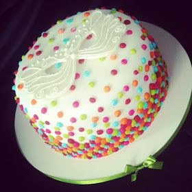 Com toda certeza,  o carnaval é sinônimo de alegria, de muita cor e de festa. Que tal cair na folia com a família decorando uma mesa festiva e toda colorida.