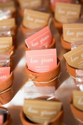 Lembrancinhas de casamento nunca saem de moda e são uma forma carinhosa de agradecer seus convidados por fazerem parte do dia mais importante de sua vida.