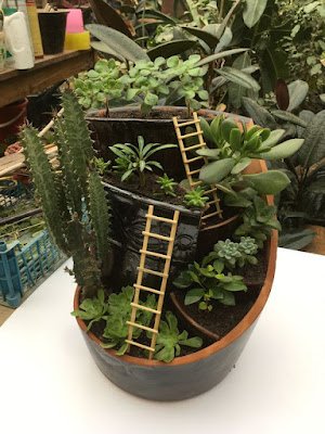 Hoje a ideia que trouxemos para você é a técnica de transformar vasos quebrados em mini jardins. Você pode utilizar suculentas e plantas baixas e muita criatividade na hora de montar o seu jardim. Você consegue criar lindos cenários utilizando castelos, mini passarinhos e outros elementos decorativos.