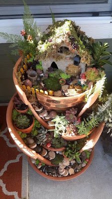 Hoje a ideia que trouxemos para você é a técnica de transformar vasos quebrados em mini jardins. Você pode utilizar suculentas e plantas baixas e muita criatividade na hora de montar o seu jardim. Você consegue criar lindos cenários utilizando castelos, mini passarinhos e outros elementos decorativos.