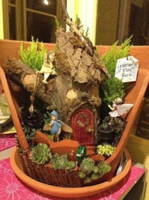 Hoje a ideia que trouxemos para você é a técnica de transformar vasos quebrados em mini jardins. Você pode utilizar suculentas e plantas baixas e muita criatividade na hora de montar o seu jardim. Você consegue criar lindos cenários utilizando castelos, mini passarinhos e outros elementos decorativos.