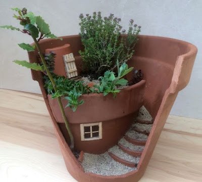 Hoje a ideia que trouxemos para você é a técnica de transformar vasos quebrados em mini jardins. Você pode utilizar suculentas e plantas baixas e muita criatividade na hora de montar o seu jardim. Você consegue criar lindos cenários utilizando castelos, mini passarinhos e outros elementos decorativos.