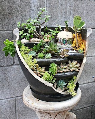 Hoje a ideia que trouxemos para você é a técnica de transformar vasos quebrados em mini jardins. Você pode utilizar suculentas e plantas baixas e muita criatividade na hora de montar o seu jardim. Você consegue criar lindos cenários utilizando castelos, mini passarinhos e outros elementos decorativos.