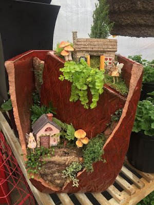 Hoje a ideia que trouxemos para você é a técnica de transformar vasos quebrados em mini jardins. Você pode utilizar suculentas e plantas baixas e muita criatividade na hora de montar o seu jardim. Você consegue criar lindos cenários utilizando castelos, mini passarinhos e outros elementos decorativos.