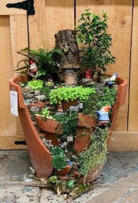 Hoje a ideia que trouxemos para você é a técnica de transformar vasos quebrados em mini jardins. Você pode utilizar suculentas e plantas baixas e muita criatividade na hora de montar o seu jardim. Você consegue criar lindos cenários utilizando castelos, mini passarinhos e outros elementos decorativos.