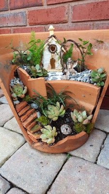 Hoje a ideia que trouxemos para você é a técnica de transformar vasos quebrados em mini jardins. Você pode utilizar suculentas e plantas baixas e muita criatividade na hora de montar o seu jardim. Você consegue criar lindos cenários utilizando castelos, mini passarinhos e outros elementos decorativos.