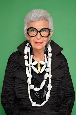 Iris Apfel assinou, no início de 2019, o seu primeiro contrato com uma grande agência de modelos, a IMG, e o mais extraordinário é que o fez aos 97 anos de idade!