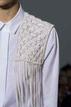 Devemos ter em mente que o consumo desenfreado é responsável por problemas ambientais.  Toda ação no sentido de ampliar o ciclo de vida de uma peça de roupa deve ser considerada, pois diminui o impacto ambiental gerado pelo consumo de energia, transporte e demais etapas de produção.