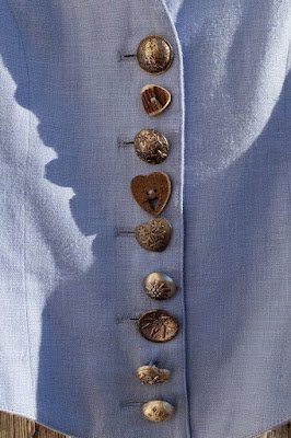 Devemos ter em mente que o consumo desenfreado é responsável por problemas ambientais.  Toda ação no sentido de ampliar o ciclo de vida de uma peça de roupa deve ser considerada, pois diminui o impacto ambiental gerado pelo consumo de energia, transporte e demais etapas de produção.