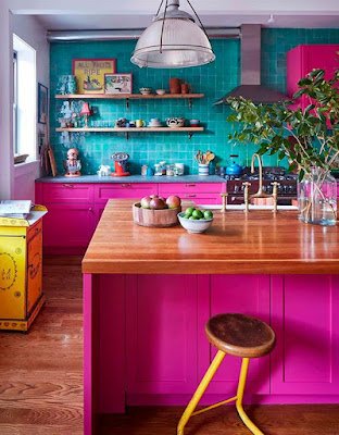 Engana-se quem pensa que as cores fortes não combinam com a decoração. Cores fortes podem ser inseridas no projeto de qualquer ambiente da casa e podem adequar-se ao que se espera de cada espaço. As cores podem ser em paredes, móveis ou objetos e acessórios.