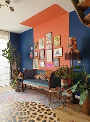 Engana-se quem pensa que as cores fortes não combinam com a decoração. Cores fortes podem ser inseridas no projeto de qualquer ambiente da casa e podem adequar-se ao que se espera de cada espaço. As cores podem ser em paredes, móveis ou objetos e acessórios.