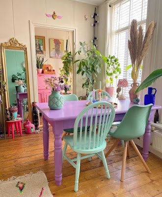 Engana-se quem pensa que as cores fortes não combinam com a decoração. Cores fortes podem ser inseridas no projeto de qualquer ambiente da casa e podem adequar-se ao que se espera de cada espaço. As cores podem ser em paredes, móveis ou objetos e acessórios.