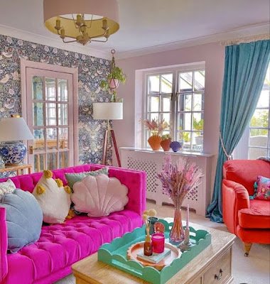 Engana-se quem pensa que as cores fortes não combinam com a decoração. Cores fortes podem ser inseridas no projeto de qualquer ambiente da casa e podem adequar-se ao que se espera de cada espaço. As cores podem ser em paredes, móveis ou objetos e acessórios.