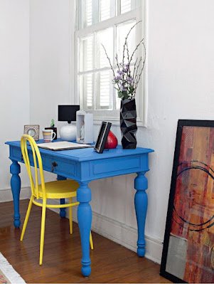 Engana-se quem pensa que as cores fortes não combinam com a decoração. Cores fortes podem ser inseridas no projeto de qualquer ambiente da casa e podem adequar-se ao que se espera de cada espaço. As cores podem ser em paredes, móveis ou objetos e acessórios.