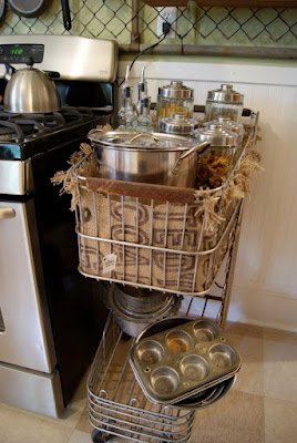 Essas são apenas algumas ideias de como utilizar carrinhos de supermercado velhos na decoração. Use a sua criatividade e pense em outras maneiras de aproveitá-los para criar um ambiente único e autêntico.