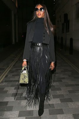 As franjas trazem movimento estilo e até mesmo um toque western na composição dos looks. Elas estarão presentes em jaquetas de couro, detalhes em calças e saias e até como um elementos nas bolsas e cintos.  Também podem aparecer em versões glamurosas para eventos de gala e jantares românticos.