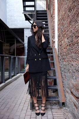 As franjas trazem movimento estilo e até mesmo um toque western na composição dos looks. Elas estarão presentes em jaquetas de couro, detalhes em calças e saias e até como um elementos nas bolsas e cintos.  Também podem aparecer em versões glamurosas para eventos de gala e jantares românticos.