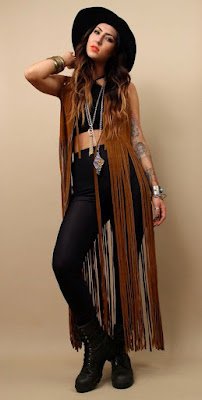 As franjas trazem movimento estilo e até mesmo um toque western na composição dos looks. Elas estarão presentes em jaquetas de couro, detalhes em calças e saias e até como um elementos nas bolsas e cintos.  Também podem aparecer em versões glamurosas para eventos de gala e jantares românticos.