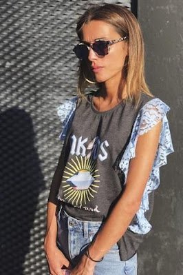 A customização de roupas nada mais é que personalizar as peças que você já tem seu guarda-roupa ou comprou um brechó de alguma forma, ou seja, transformar uma peça de roupa deixando-a com cara de nova