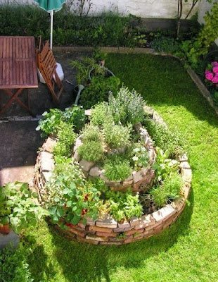 horta espiral é uma técnica de jardinagem eficiente e sustentável que permite o cultivo de uma grande variedade de plantas em um espaço compacto, otimizando as condições de crescimento e economizando água.