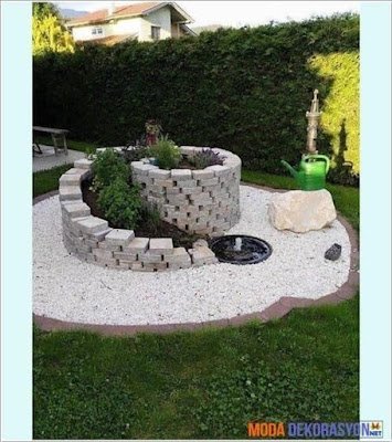 horta espiral é uma técnica de jardinagem eficiente e sustentável que permite o cultivo de uma grande variedade de plantas em um espaço compacto, otimizando as condições de crescimento e economizando água.