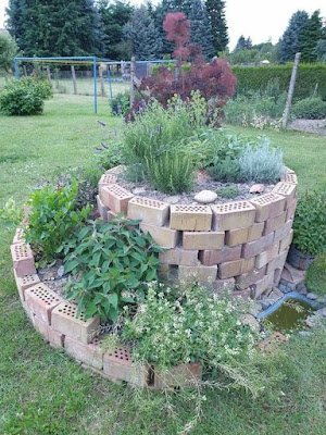 horta espiral é uma técnica de jardinagem eficiente e sustentável que permite o cultivo de uma grande variedade de plantas em um espaço compacto, otimizando as condições de crescimento e economizando água.