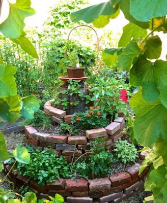 horta espiral é uma técnica de jardinagem eficiente e sustentável que permite o cultivo de uma grande variedade de plantas em um espaço compacto, otimizando as condições de crescimento e economizando água.