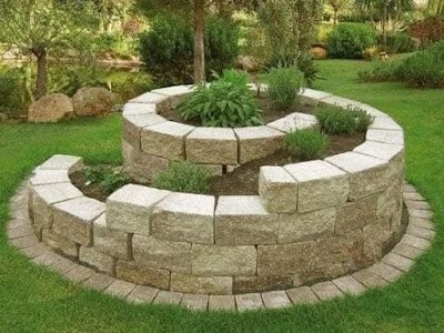 horta espiral é uma técnica de jardinagem eficiente e sustentável que permite o cultivo de uma grande variedade de plantas em um espaço compacto, otimizando as condições de crescimento e economizando água.