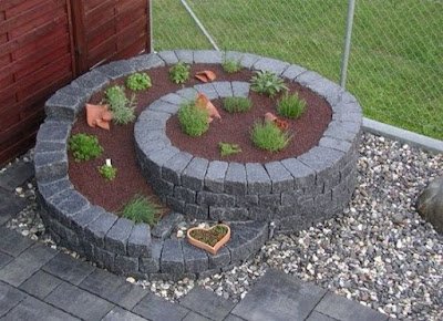 horta espiral é uma técnica de jardinagem eficiente e sustentável que permite o cultivo de uma grande variedade de plantas em um espaço compacto, otimizando as condições de crescimento e economizando água.