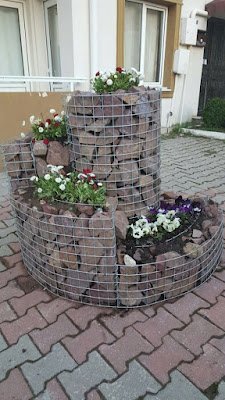 horta espiral é uma técnica de jardinagem eficiente e sustentável que permite o cultivo de uma grande variedade de plantas em um espaço compacto, otimizando as condições de crescimento e economizando água.