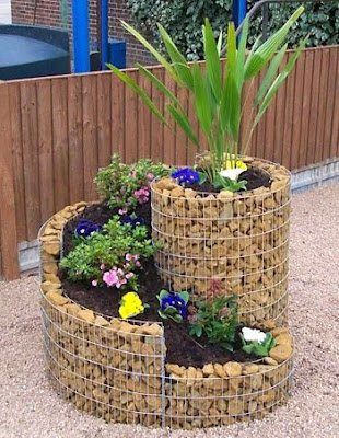 horta espiral é uma técnica de jardinagem eficiente e sustentável que permite o cultivo de uma grande variedade de plantas em um espaço compacto, otimizando as condições de crescimento e economizando água.