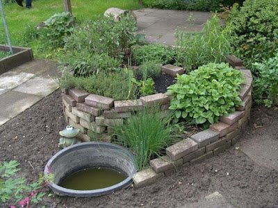 horta espiral é uma técnica de jardinagem eficiente e sustentável que permite o cultivo de uma grande variedade de plantas em um espaço compacto, otimizando as condições de crescimento e economizando água.